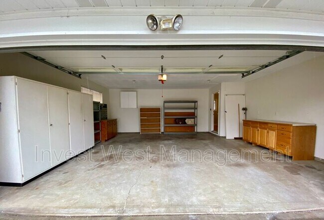 Building Photo - 6224 NW Dogwood Dr