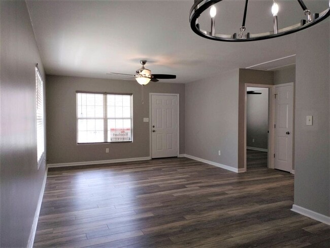 Building Photo - $200 Off Your First Full Month’s Rent!  Mo...