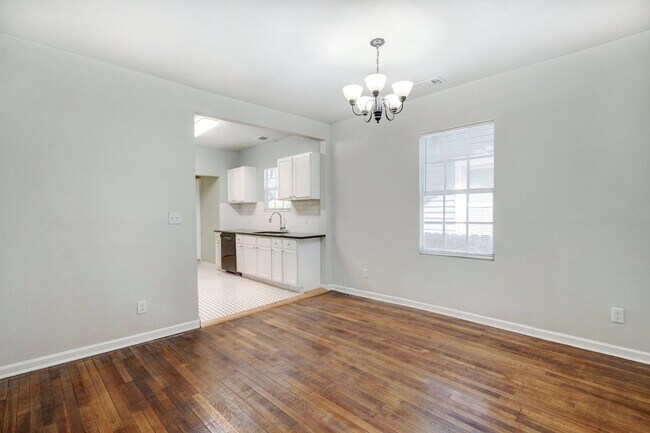 Building Photo - Single family house - within walking dista...