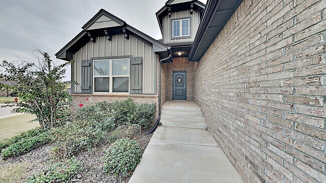 Building Photo - 4 Bedroom 2 Bathroom 2 Car Garage Home with Storm Shelter in East Edmond