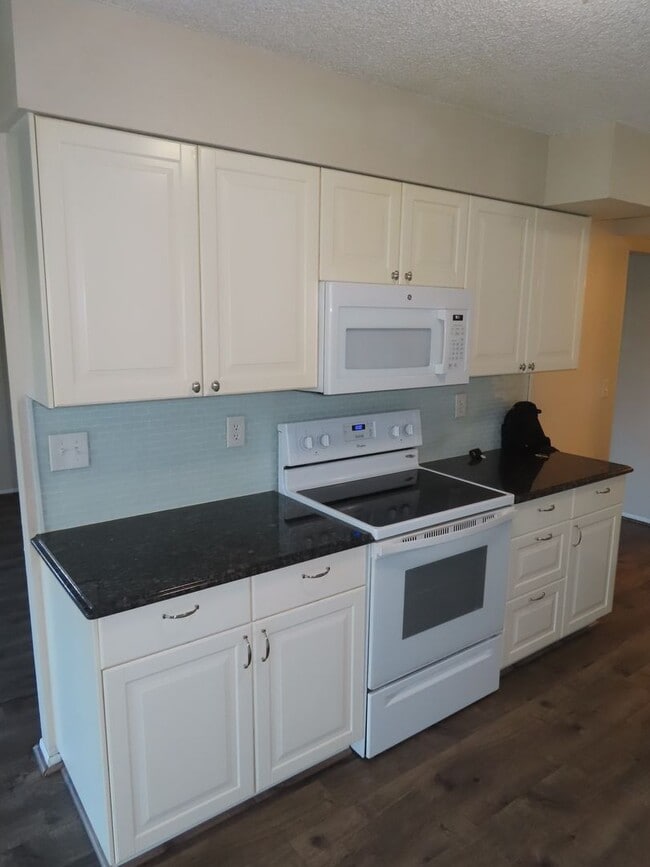 Building Photo - 3 Bed/ 1.5 Bath Townhouse Near Gateway Are...
