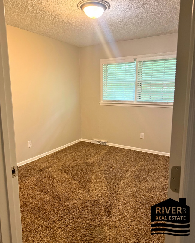 Building Photo - 2370 Roberts Ln