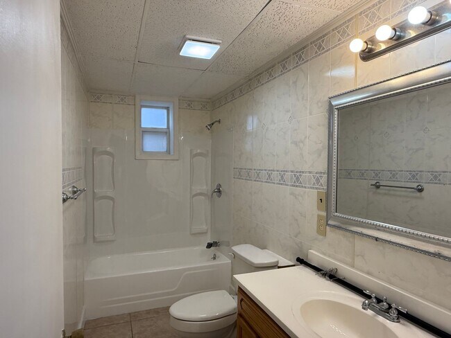 Building Photo - 8 Vine Ln