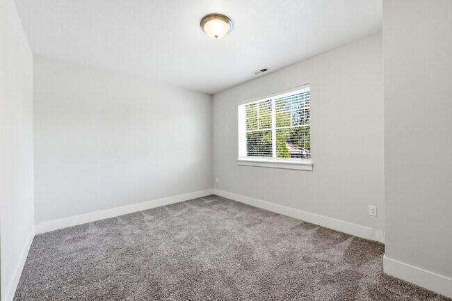Building Photo - 3BR/2.5BA Townhome in Larkspur — Old Mill, Downtown & Bachelor All Close By