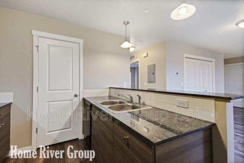 Building Photo - 1340 S Edgewater Cir