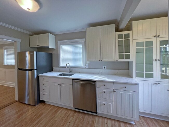 Building Photo - Charming and updated 2 bedroom, 1 bath bun...