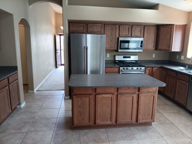 Building Photo - 4 Bedroom, 2 Bathroom! Lovely Home!