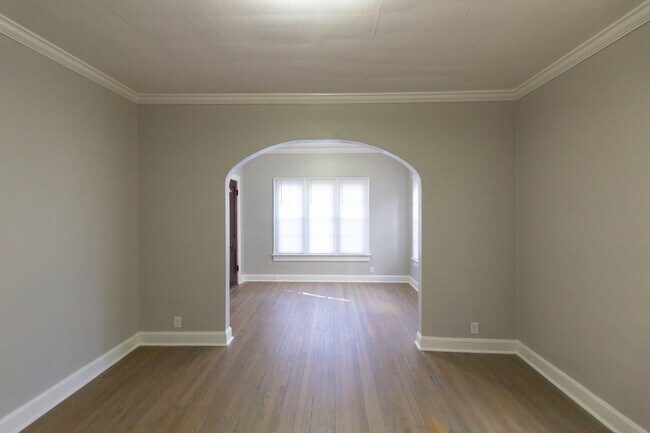 Building Photo - Very Large 1 Bed / 1 Bath