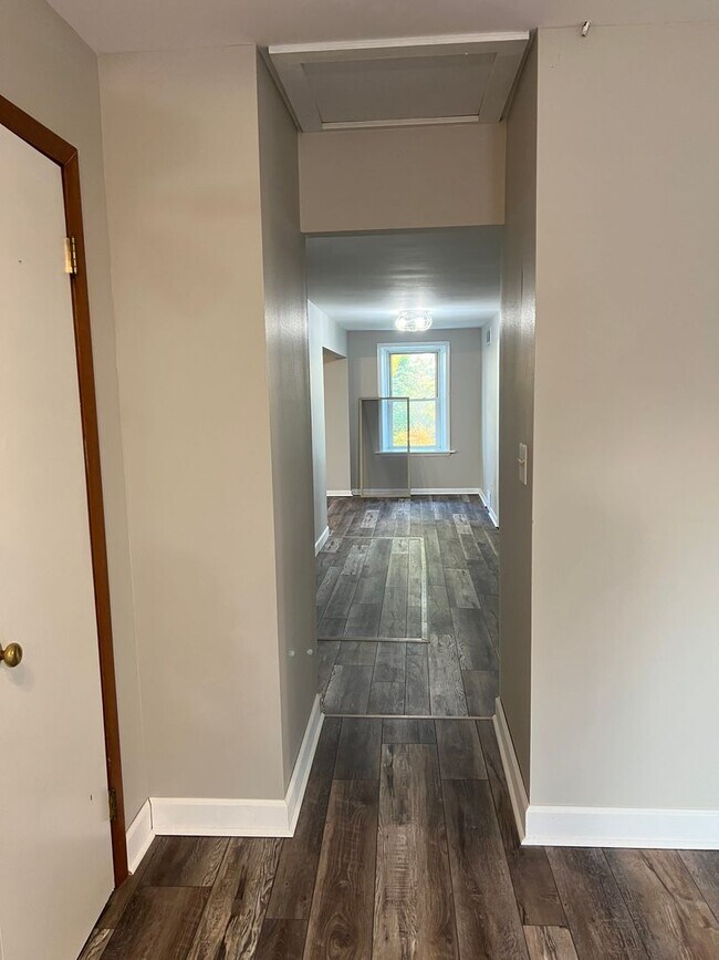 Building Photo - W148N12505 Pleasant View Dr