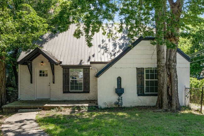 Building Photo - House Available for Rent!