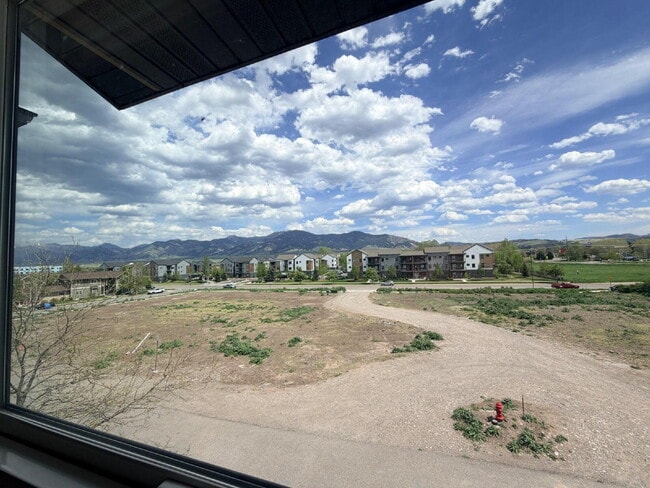 Building Photo - Beautiful 2 Bed, 1.5 Bath Townhouse with Bridger Views, Pets OK!