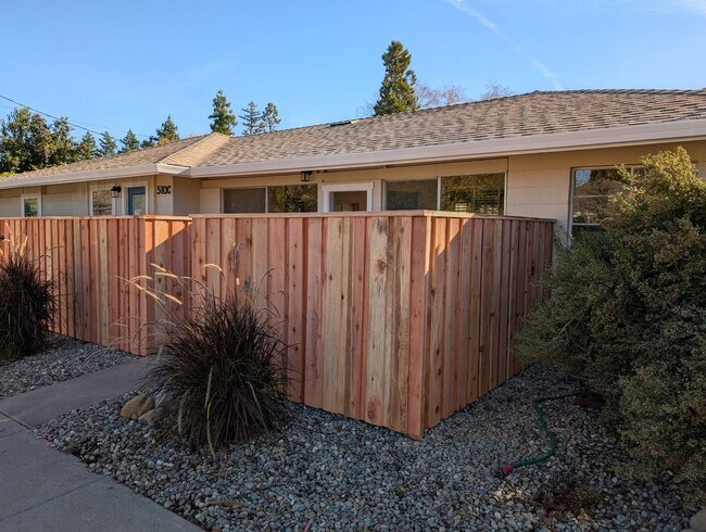 Building Photo - 2 Bedroom Available July 1st Located in Central Davis