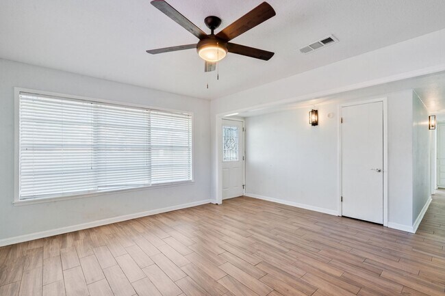 Building Photo - Vacant