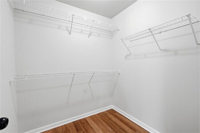 Building Photo - 6199 Thorncrest Dr