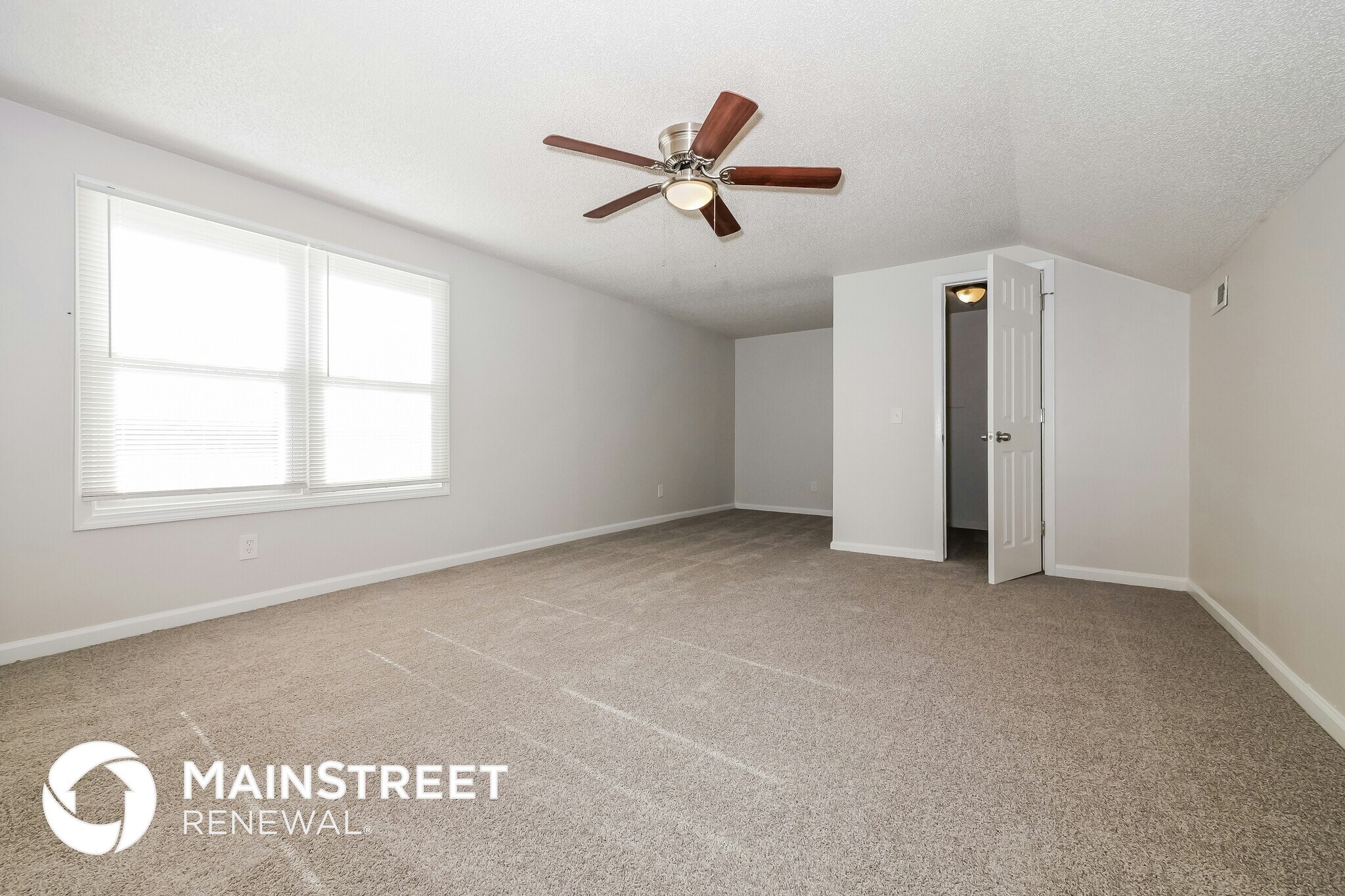 Building Photo - 403 E 9th St