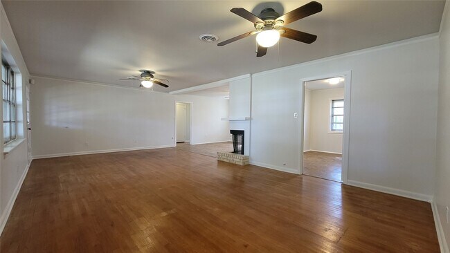 Building Photo - 801 Rosewood Dr