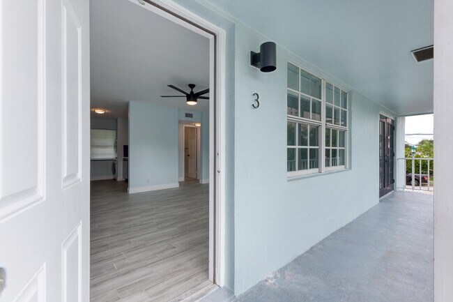 Building Photo - 5207 N Flagler Dr