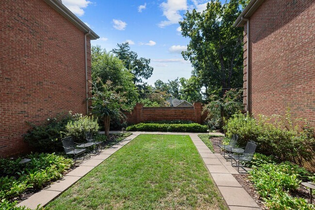 Building Photo - Newly Renovated Condo in The Westende with...