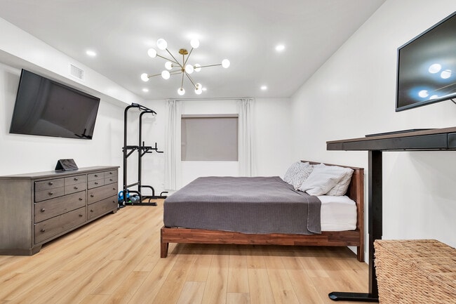 Building Photo - 745 Main St