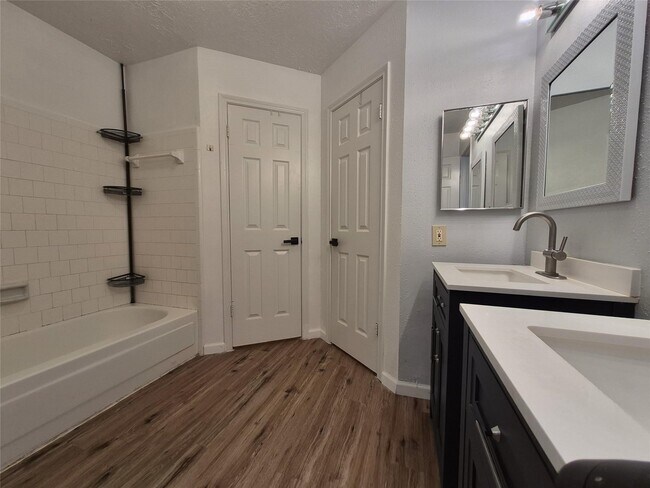 Building Photo - 5110 Kleindale Dr