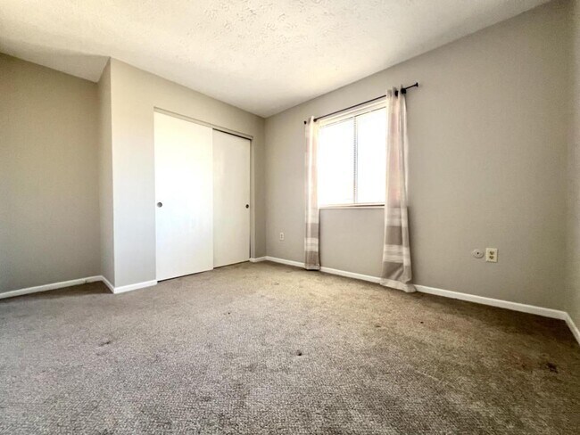 Building Photo - 87 W Van Lake Dr