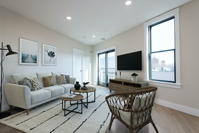 Building Photo - 305 Webster Ave