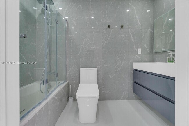 Building Photo - 18011 Biscayne Blvd