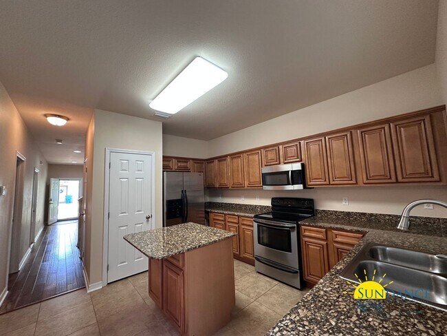 Building Photo - Stunning  3 Bedroom Townhouse in Fort Walton