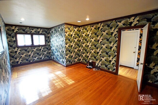 Building Photo - Timeless 4 Bedroom in West Montclair
