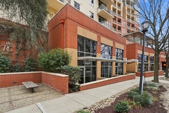 Building Photo - 701 Royal Ct