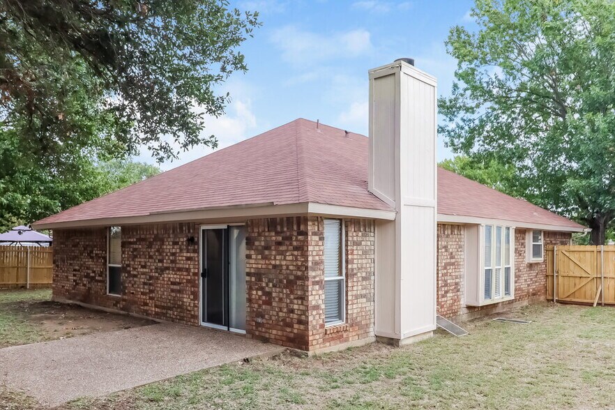 Building Photo - 9008 Willoughby Ct