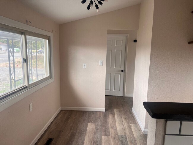 Building Photo - Holiday Move in Special  - $500 Off Rent!!!! 3 bedroom, 1 Bath home - Rare find with a large back...