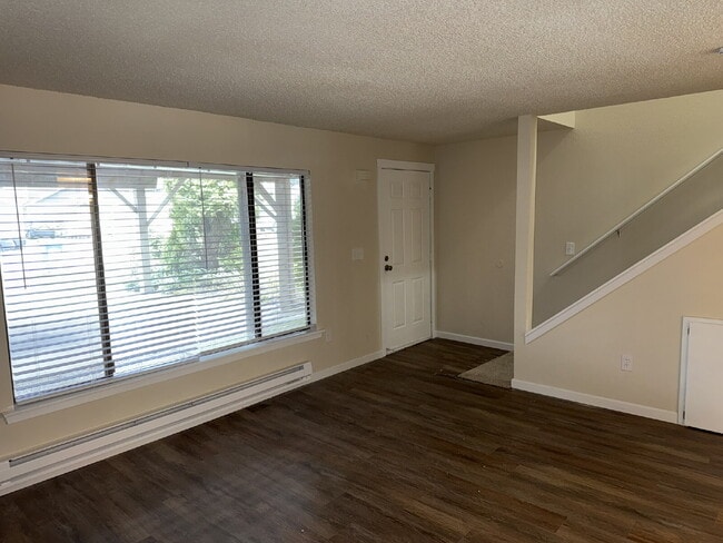 Building Photo - Fully Remodeled 2 Bedroom Unit- Available for Immediate Move In