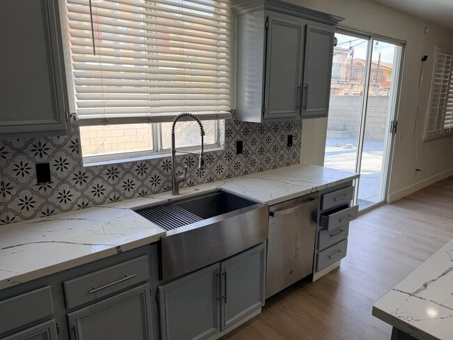 Building Photo - Amazing 5 bedroom home for rent in North Fontana