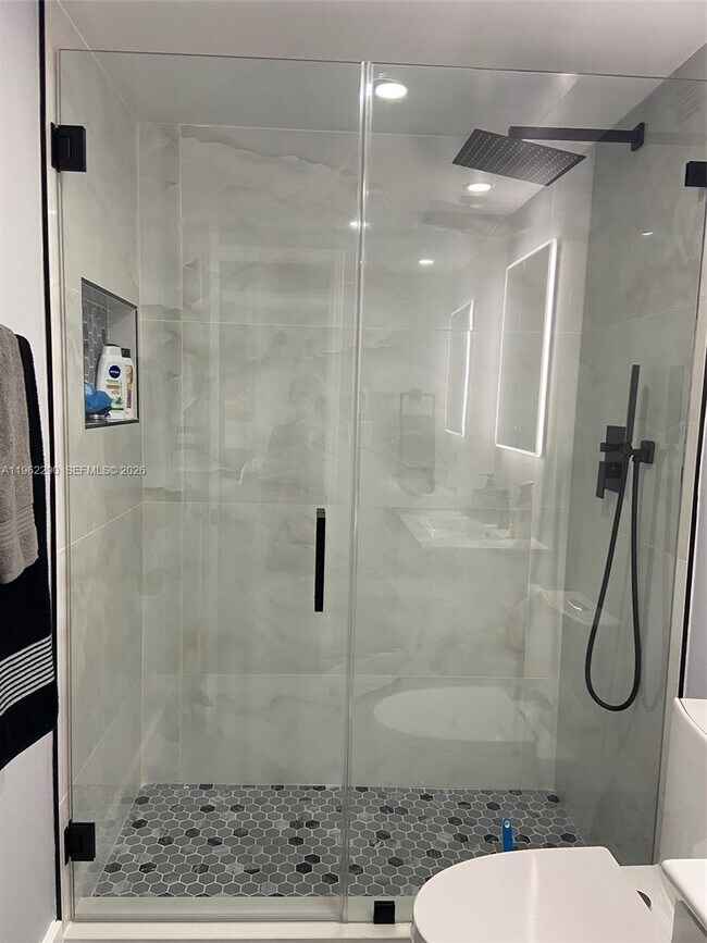 Building Photo - 400 Kings Point Dr