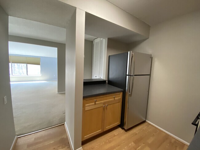 Building Photo - 7 Redwood Ln