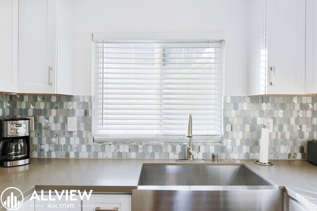 Building Photo - OCEAN VIEWS AND UPGRADED 2 BED/ 2 BATH UPP...