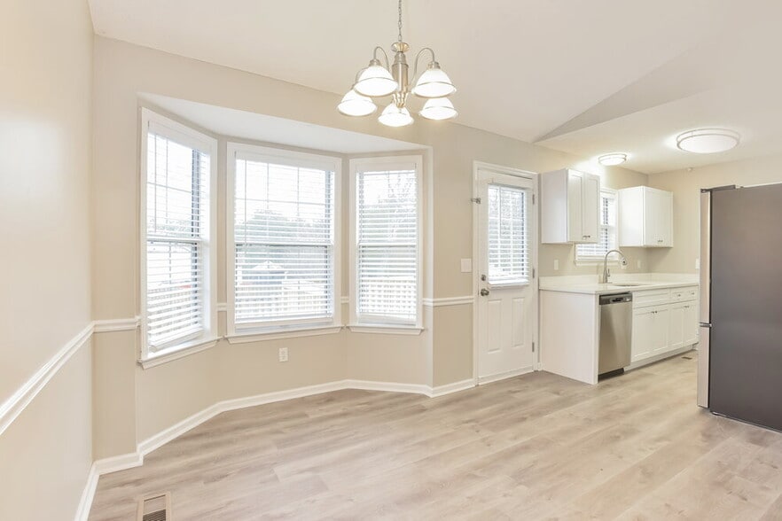 Building Photo - 403 Trailsend Ct