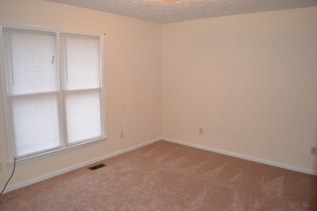 Building Photo - 2 Bedroom Townhome available 5/15/2025 - n...
