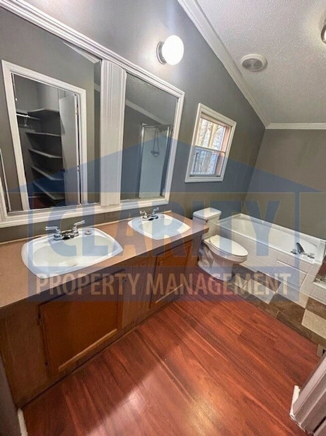 Building Photo - Three bedroom home w/ fenced in yard!