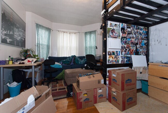 Building Photo - Sunny 2 Bed in Allston | Hardwood Floors | Dishwasher | 9/1