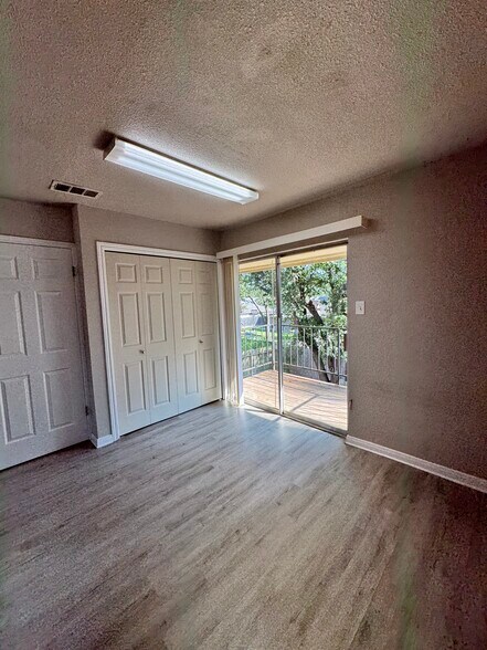 Dining area - 211 W Cardinal Ln