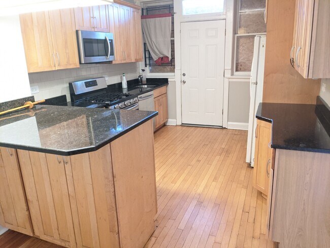 Building Photo - 7447 N Hoyne Ave