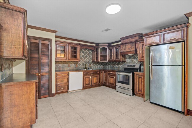 Building Photo - 8565 Ridgepoint Dr
