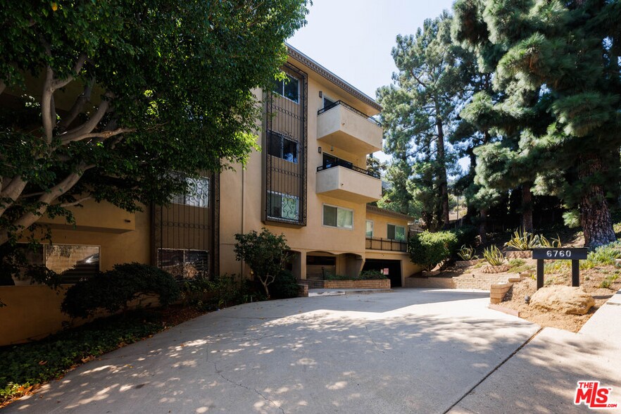 Building Photo - 6760 Hillpark Dr