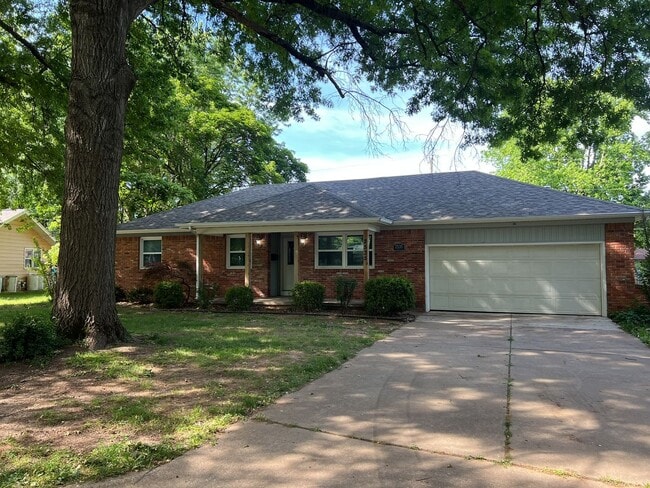 Building Photo - Recently Remodeled 3 Bed / 2 Bath near Mercy Hospital