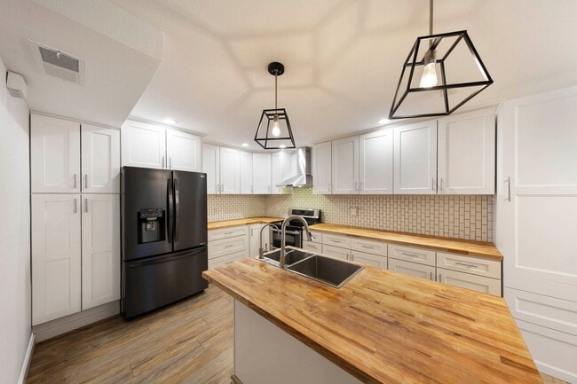 Building Photo - 4 bed, 2.5 bath Townhome Close to Community Pool!