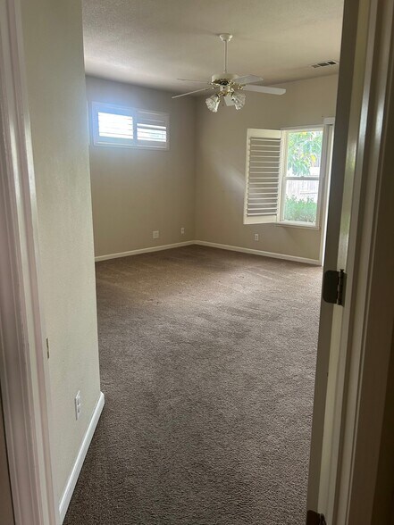 Building Photo - 3895 Oakview Ct