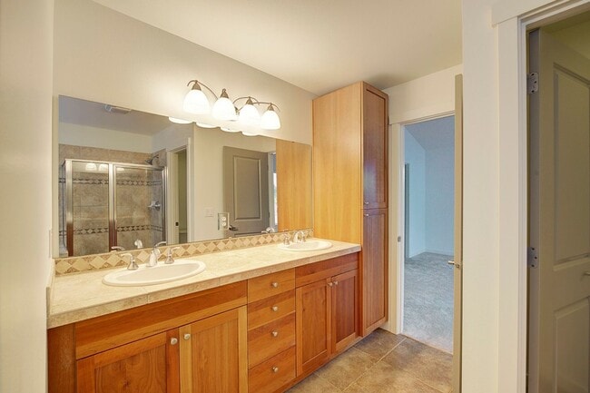 Building Photo - 3Bd/2.5Ba Issaquah Home