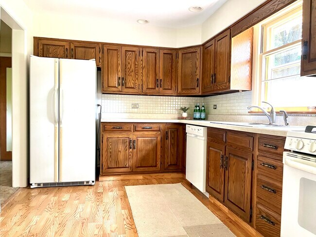 Building Photo - 4633 Oakwood Ave